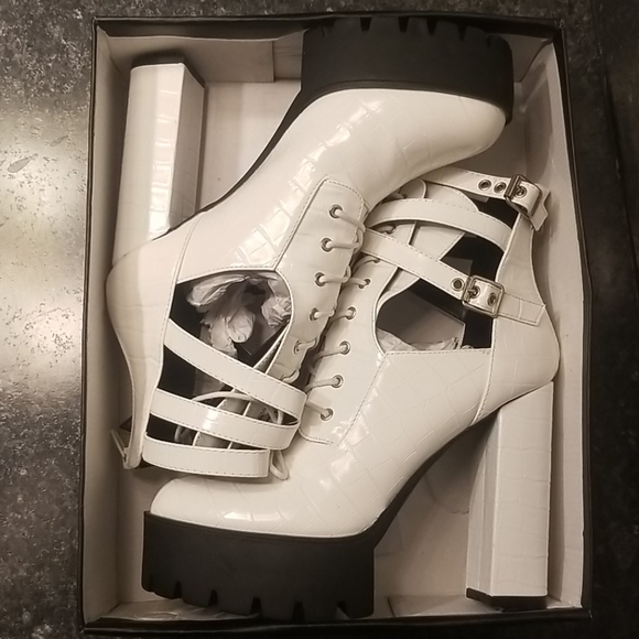 Shoes - Picture 5 of 9